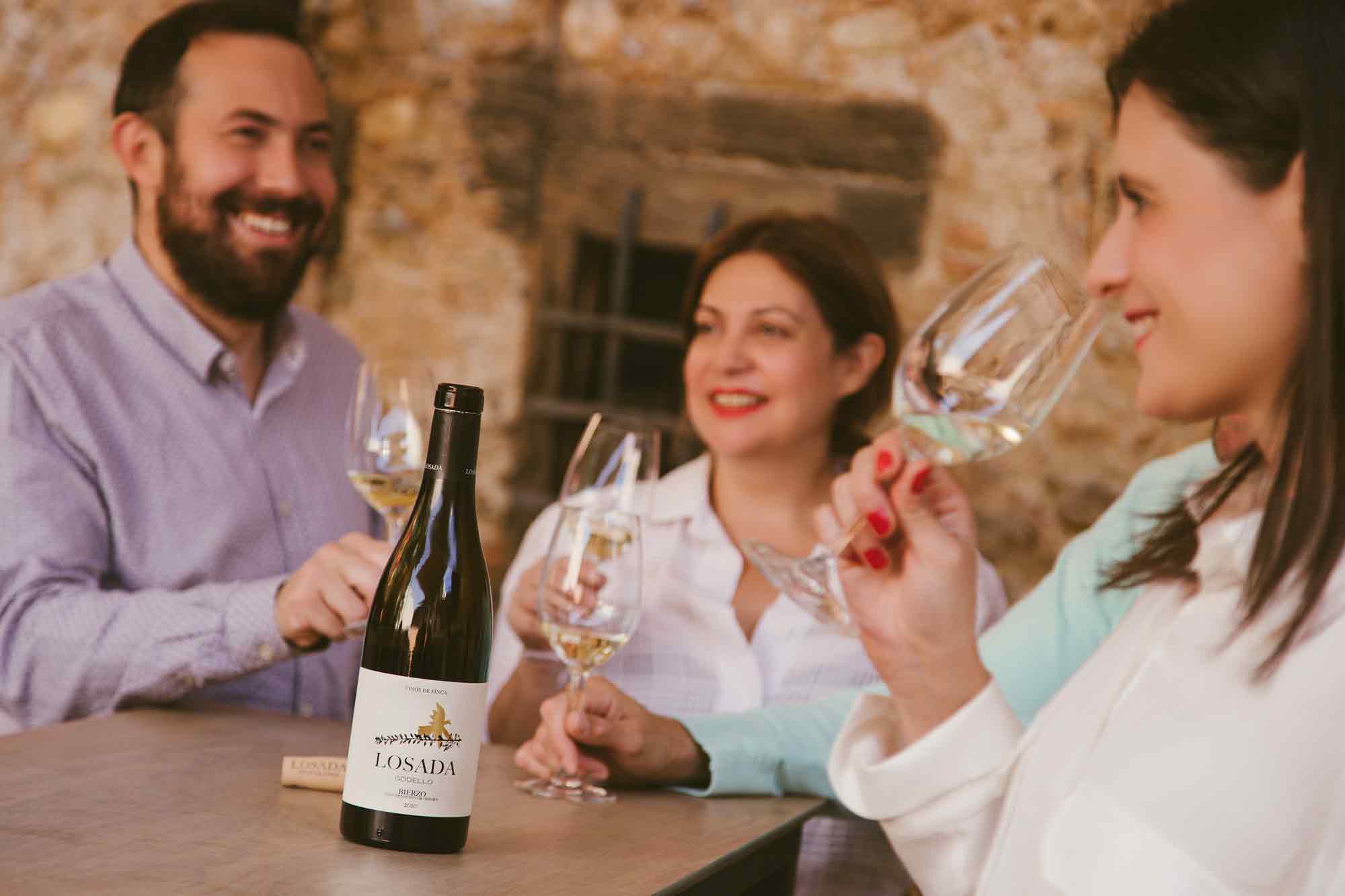 Amigos disfrutando del vino de Losada