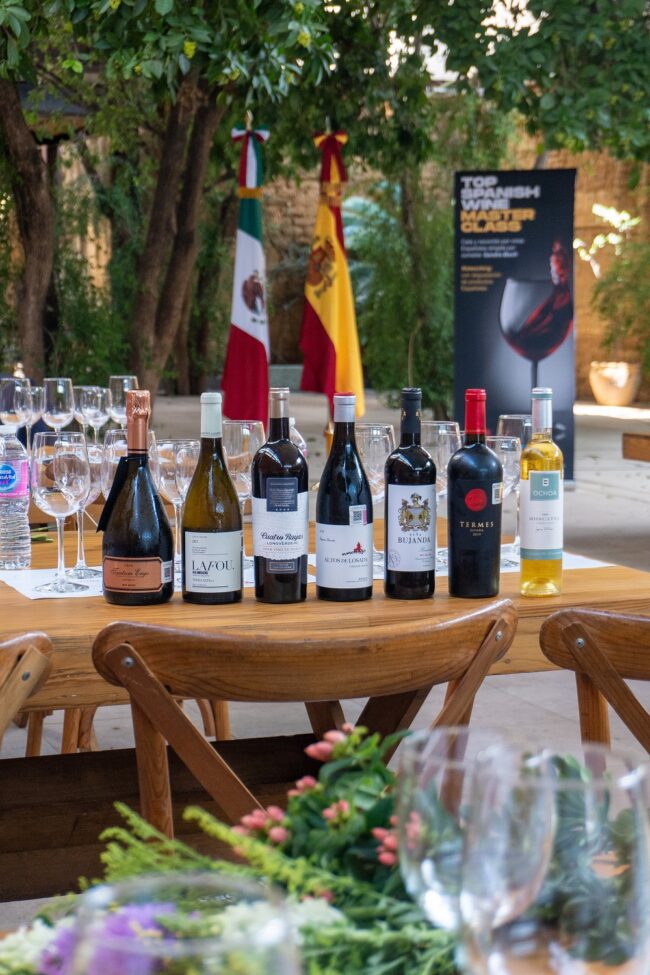 Nuestro vino Altos de Losada junto al resto de vinos participantes en el evento